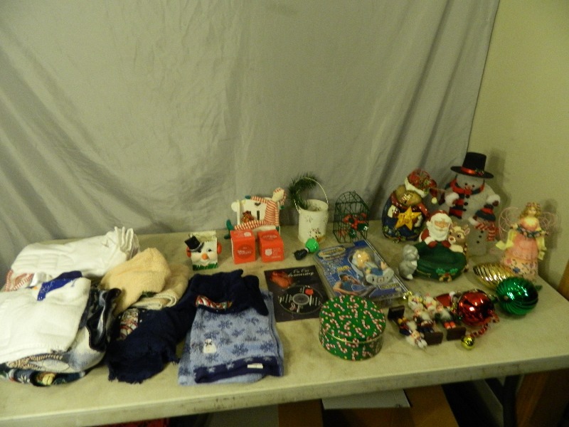 lot 193 image: Assorted Christmas Decorations