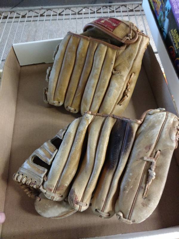 lot 28 image: Vintage Baseball Gloves
