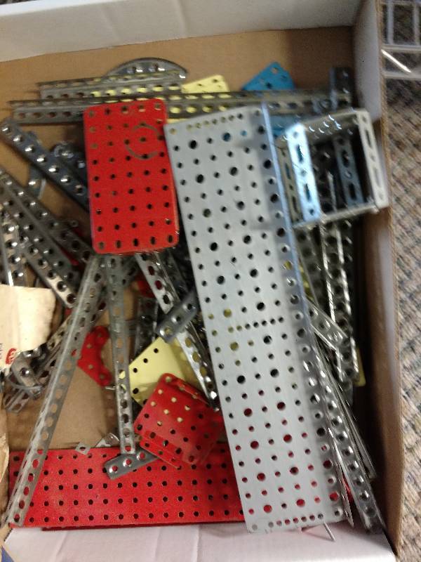 lot 33 image: Vitnage Erector Set