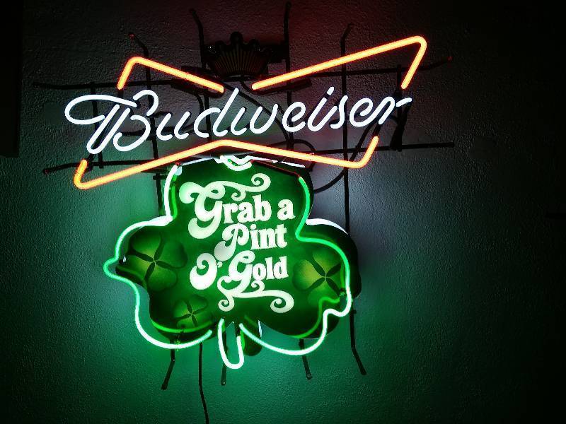 lot 8 image: Budweiser Grab A Pint OGold Neon Sign