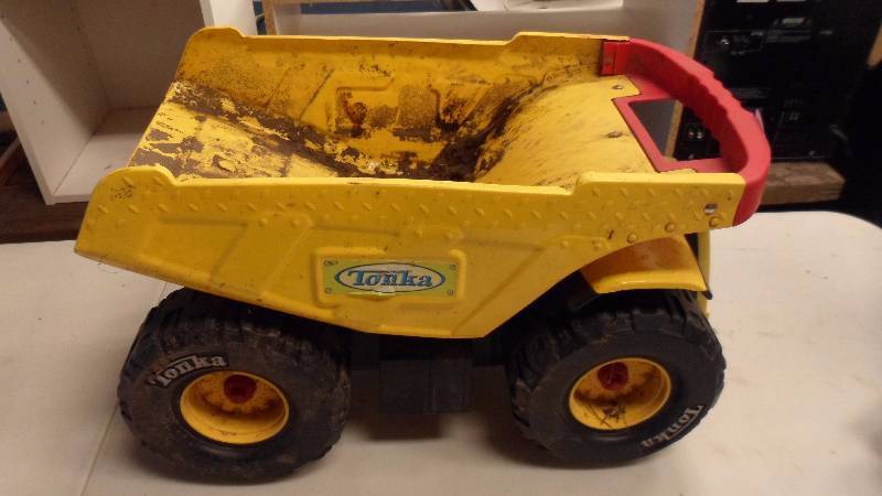 lot 23 image: Large Tonka Dump Truck
