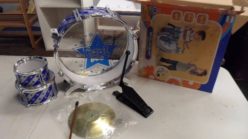lot 24 image: Kids Metal Drum Set