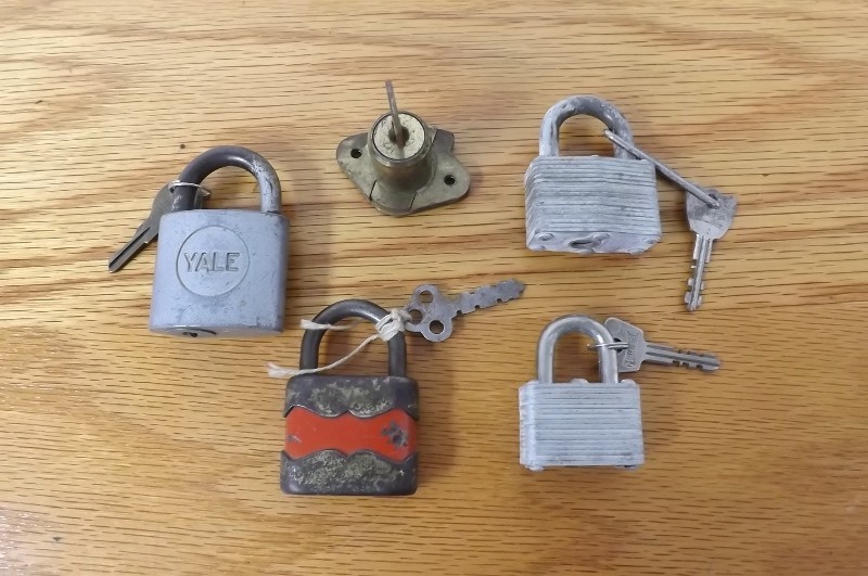 lot 5 image: Lot of 5 Vintage Locks with Keys