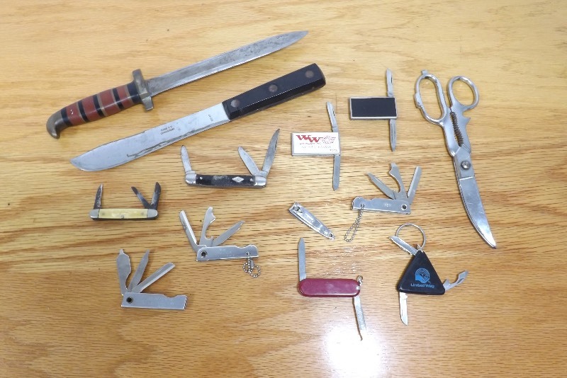 lot 14 image: Lot of Knives, and Pocket Knives
