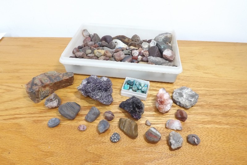 lot 18 image: Lot of Agates, Geodes, etc.