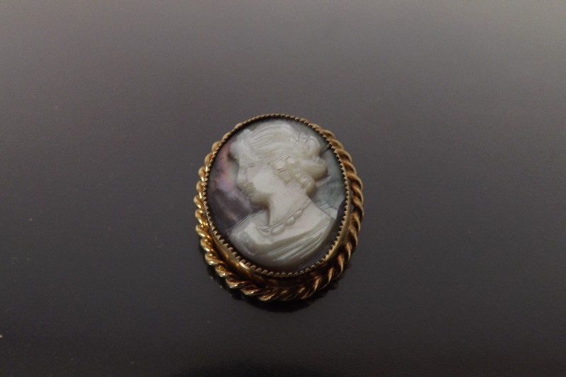 lot 34 image: Antique Tested 12K Gold Mother of Pear Cameo Brooch
