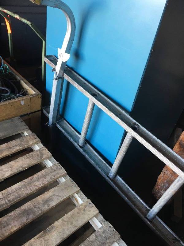 Aluminum ladder w window bar