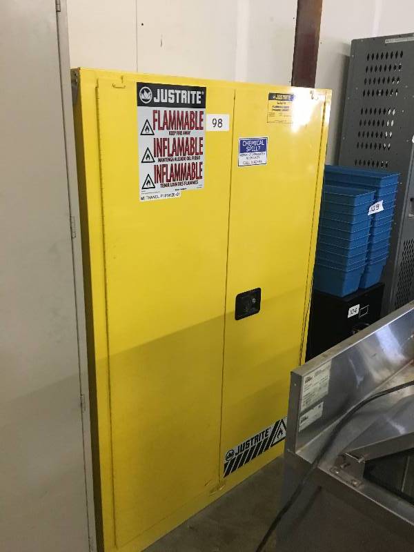 Flammable safety cabinet