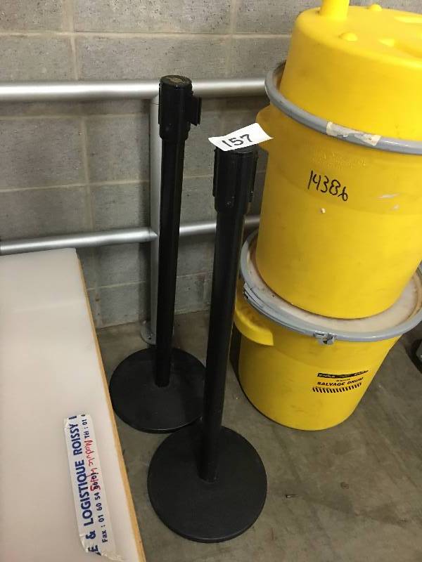 2 rope barrier stands