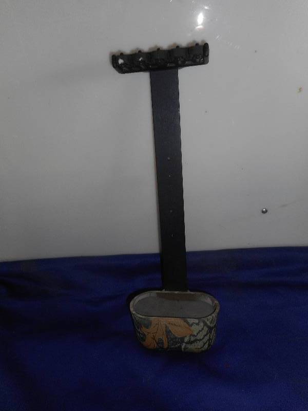 lot 3 image: BOW AND ARROW QUIVER