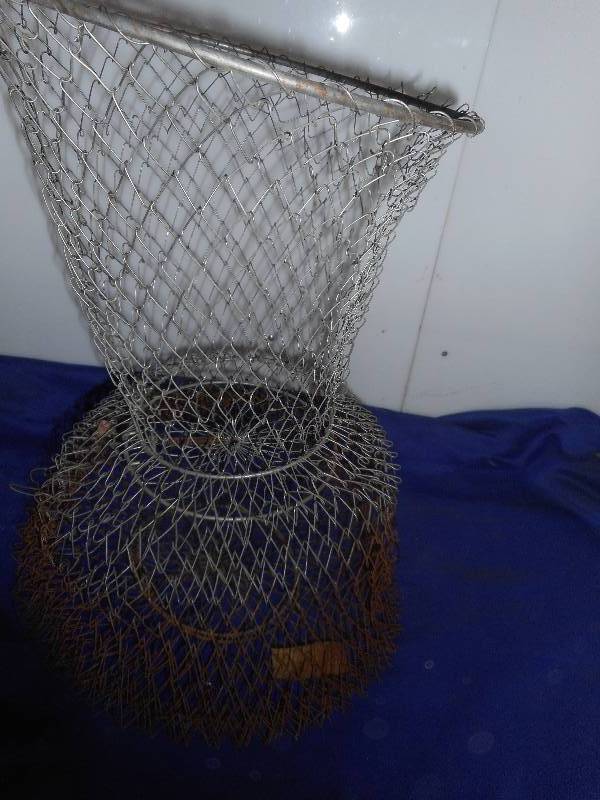 lot 9 image: VINTAGE WIRE FISH BASKET