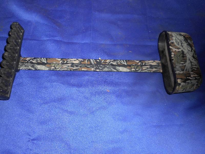 lot 13 image: BOW QUIVER