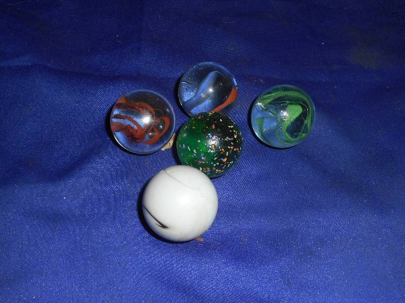 lot 14 image: VINTAGE MARBLES