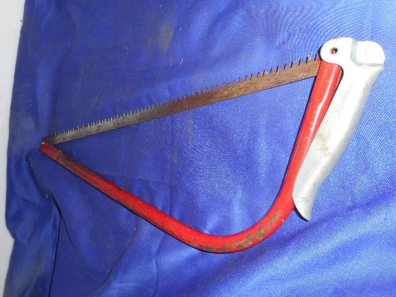 lot 29 image: MEDIUM SIZE BOW SAW