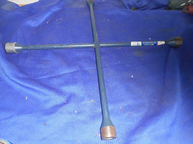 lot 125 image: 4 WAY TIRE IRON