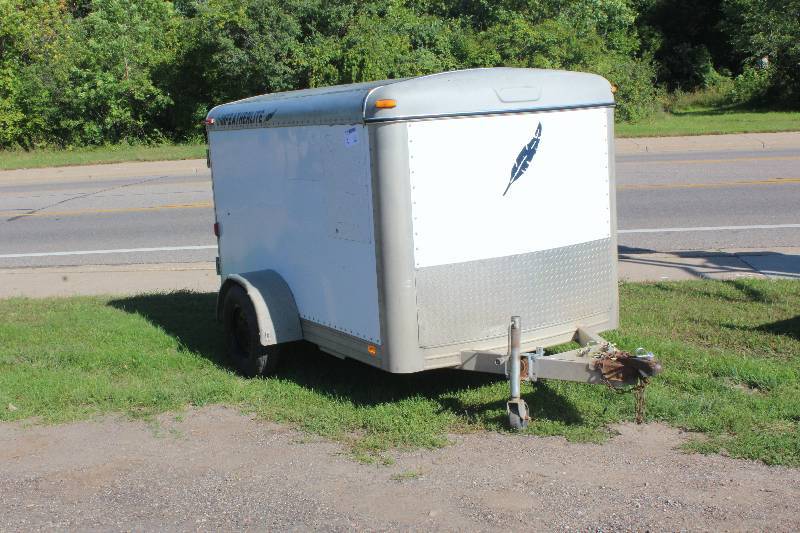 lot 4 image: 2000 Featherlite, Single Axle Enclosed Trailer