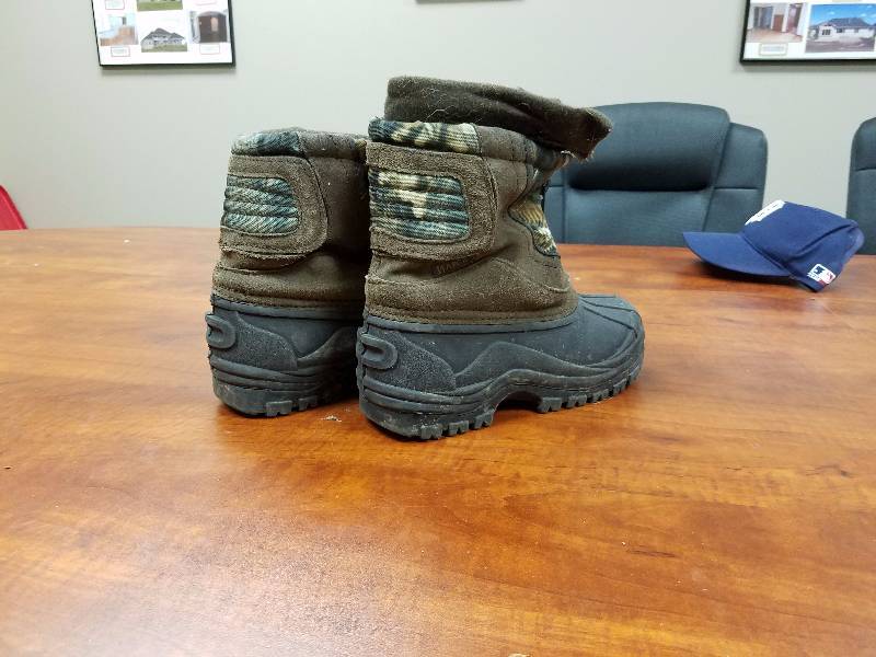 lot 41 image: Boys snow boot