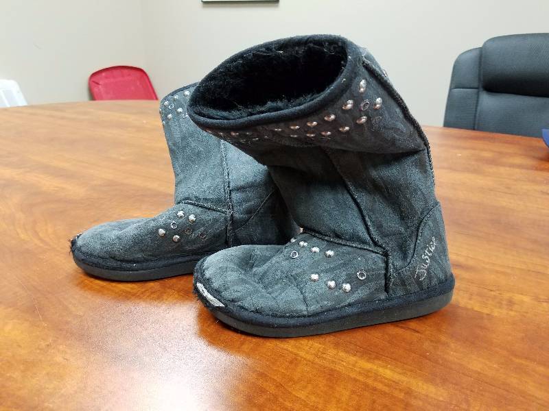lot 44 image: Justice winter boots