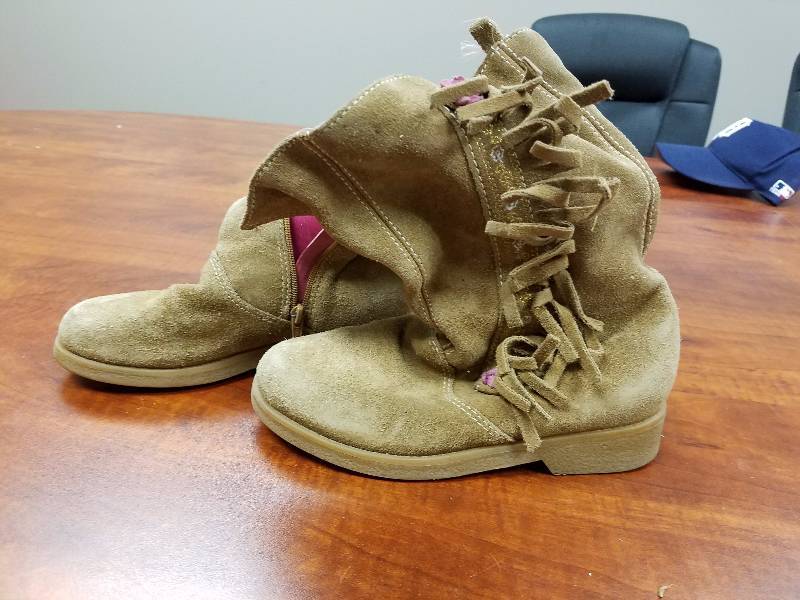 lot 46 image: Gap girl boot
