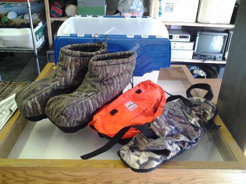 Tote Bin With Hunting Slippers For Over Boots (Size L), 2-Fanny Packs
