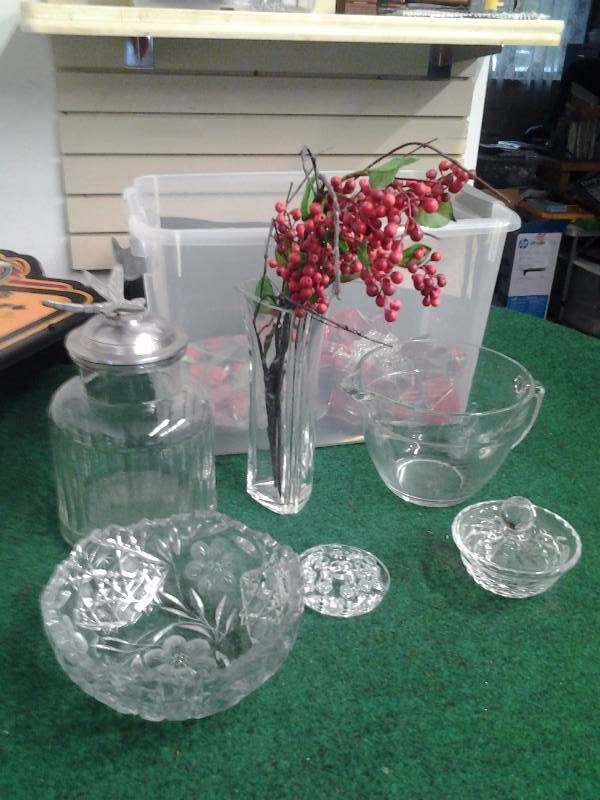 Tote With Lid-Crystal Dishes, Vase, FloralBerries, Glass Flower Frog