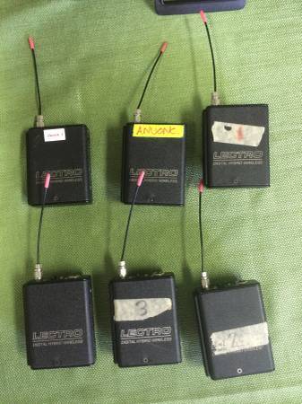 lot 14 image: UM400 FREQUENCY-AGILE UHF BELT-PACK TRANSMITTER