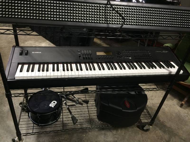 lot 73 image: Yamaha S90 synthesizer and MIDI Controller