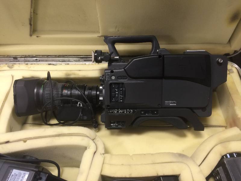 lot 76 image: Sony Digital Video Camera DXC-D55 Series with Case