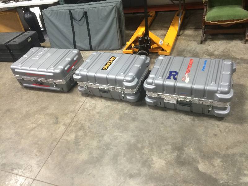 lot 79 image: Quantity 3 Hard Shell Carrying Cases