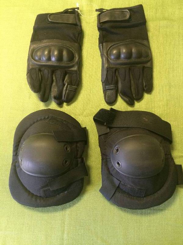 lot 105 image: Hard Knuckle Gloves and Knee Pads