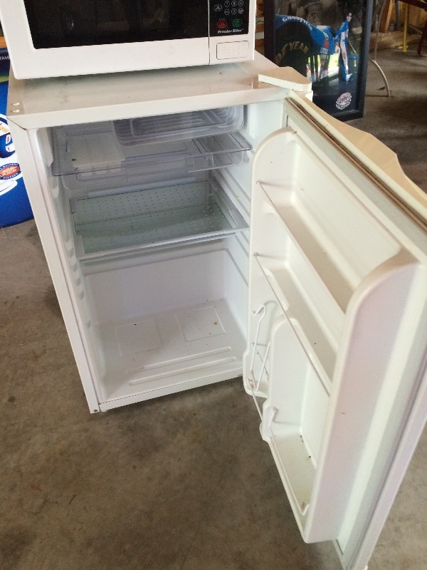 lot 59 image: Haier Refrigeration 4.6 cu ft   runs and cools