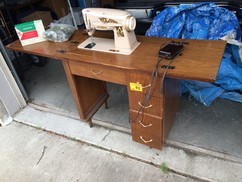 lot 92 image: Singer - Sewing Machine and cabinet - WORKS