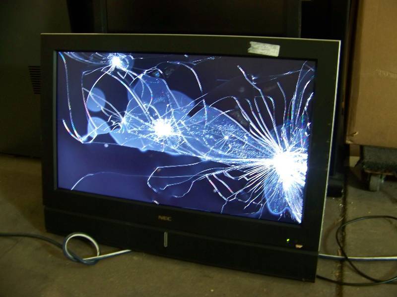 lot 86 image: 32 NEC and 40 Samsung, Flatscreen Monitors - for PARTS  REPAIR
