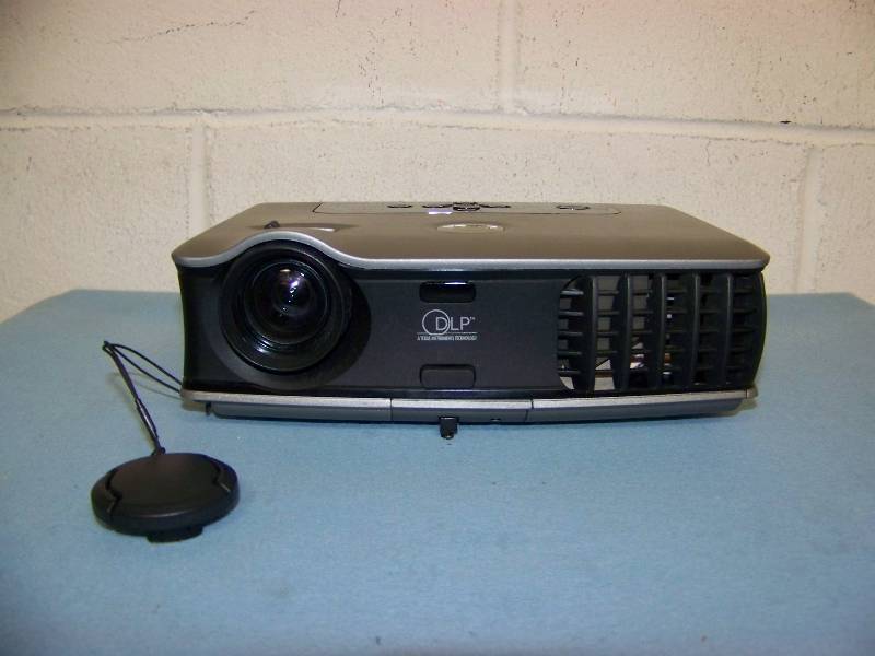 lot 16 image: Dell, 3400MP, DLP Projector with Remote Control and Travel Bag