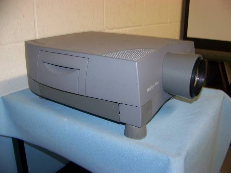 lot 26 image: NEC, MT600, LCD Projector
