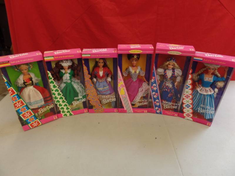 lot 725 image: European Barbie