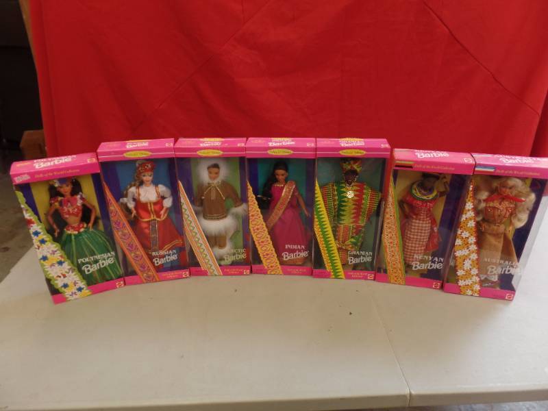 lot 726 image: International Barbies