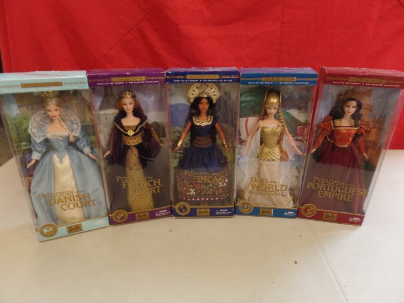 lot 729 image: International Barbies