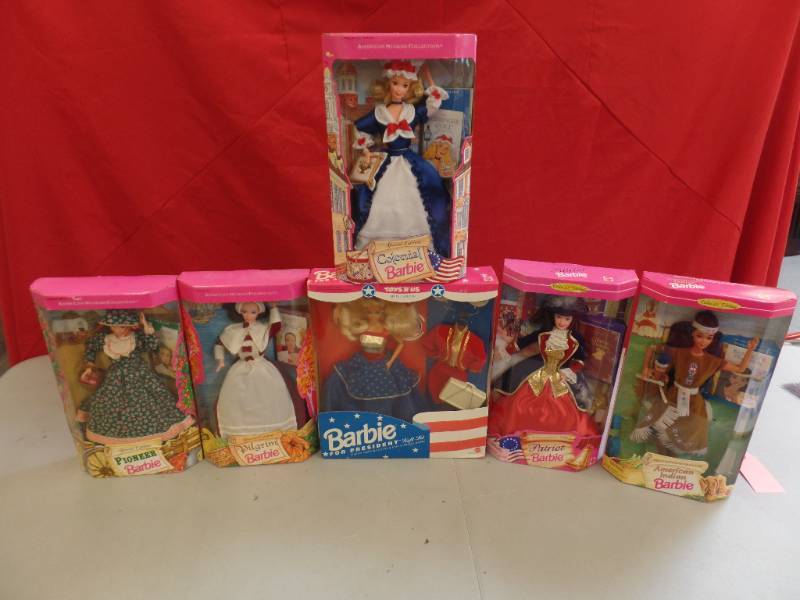 lot 734 image: Barbies Featuring a Patriotic Theme