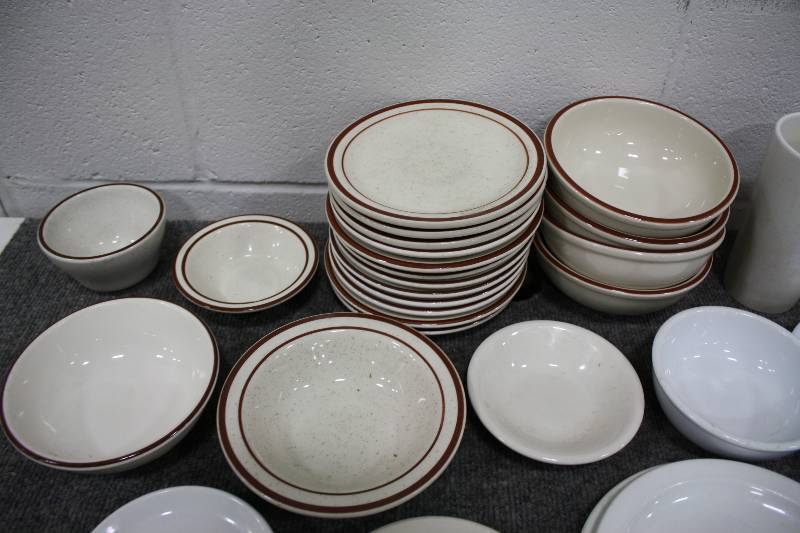 lot 112 image: 31 Piece Glass Tableware