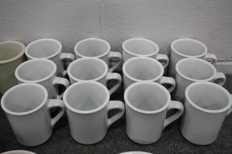 lot 113 image: 36- Piece dinnerwaretableware