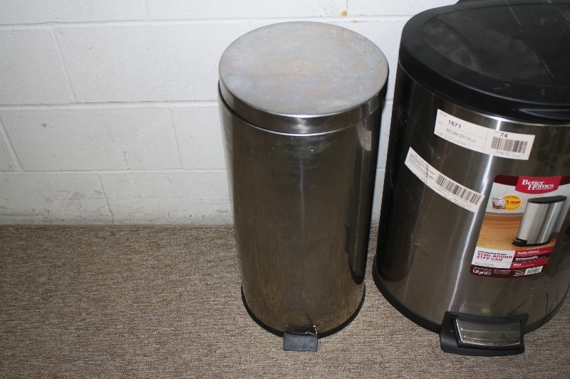 lot 153 image: Trash Cans