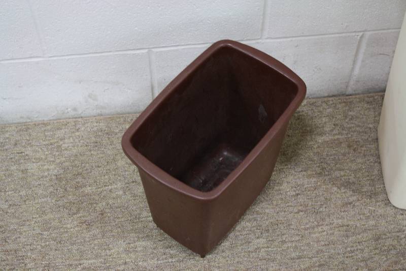 lot 171 image: Trash Cans