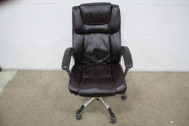 lot 65 image: Serta Oversized Office Chair