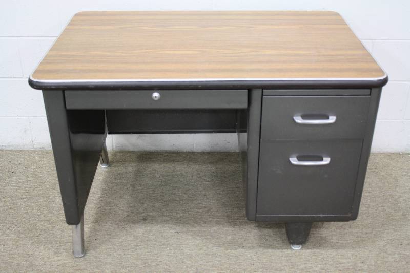 lot 77 image: Desk
