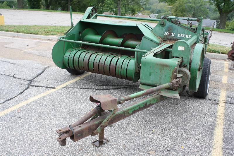lot 3 image: John Deere T-14 Bailer