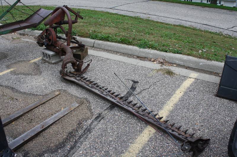 lot 4 image: Ford 501 Sickel Mower