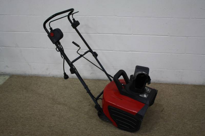 lot 14 image: Snow Blower