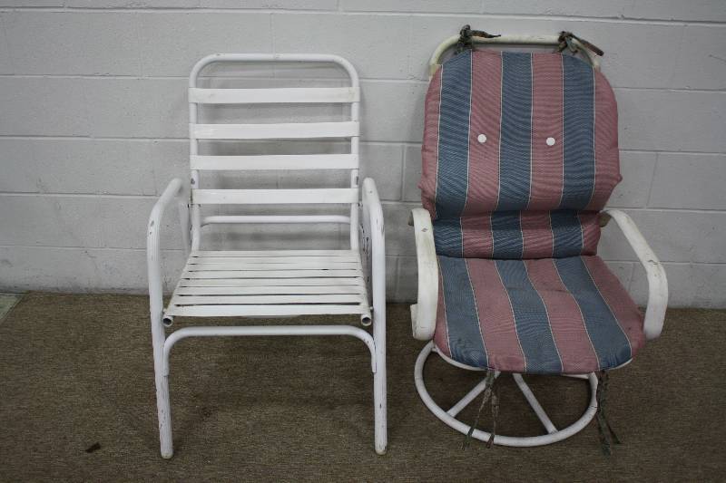 lot 104 image: 2 Outdoor Chairs