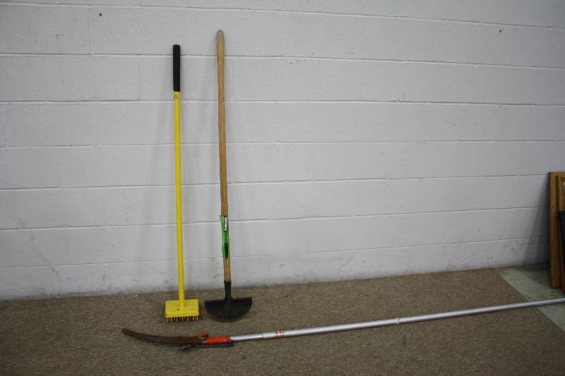 lot 111 image: 3 Yard Tools